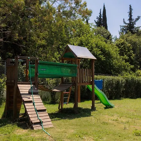 Garden Budget By Dominoes Corfu Värdshus